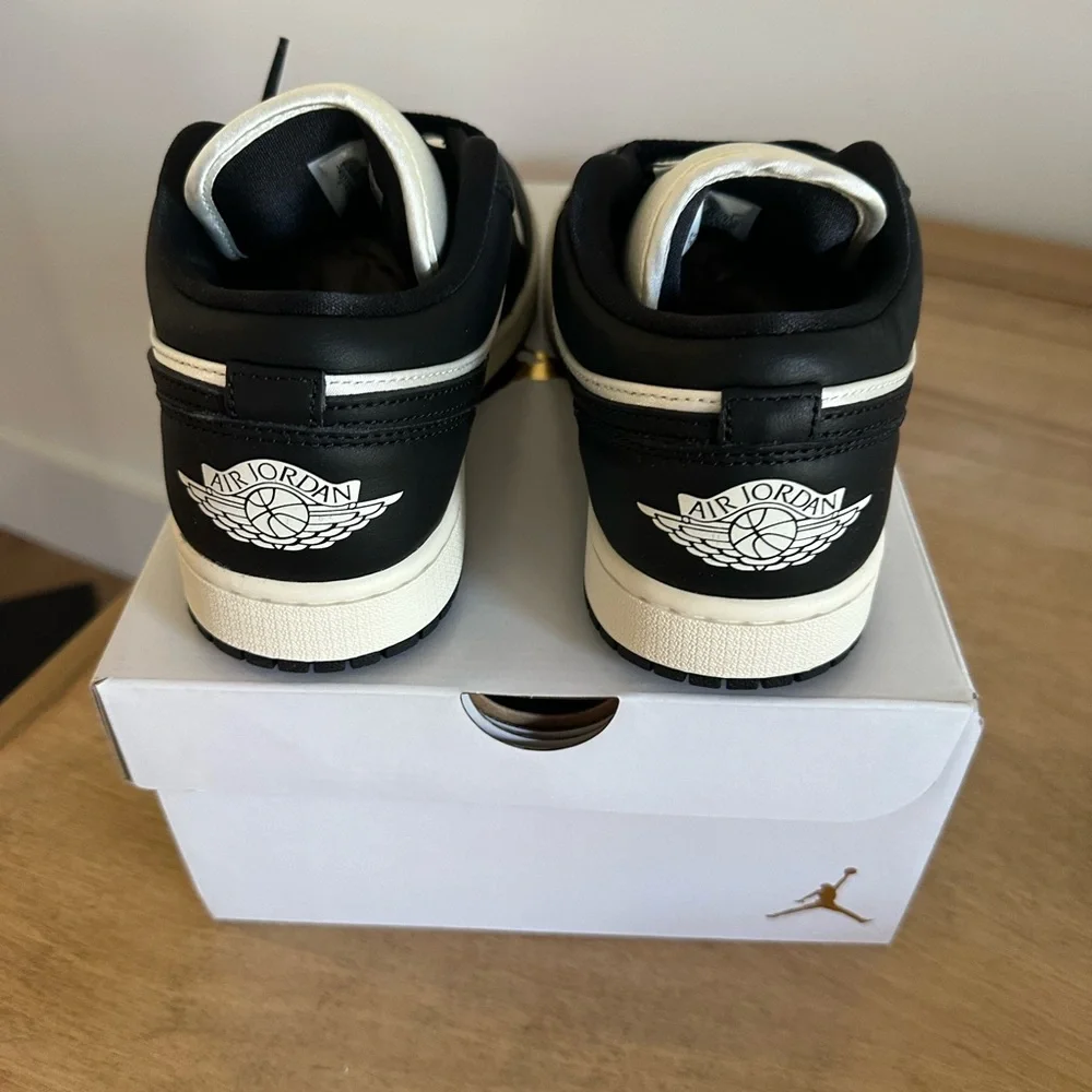$160 NEW IN BOX!  Air Jordan 1 Low SE women’s 8.5